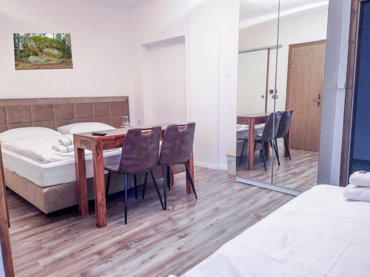 Pension Zum Meridianstein กมึนด์ ภายนอก รูปภาพ